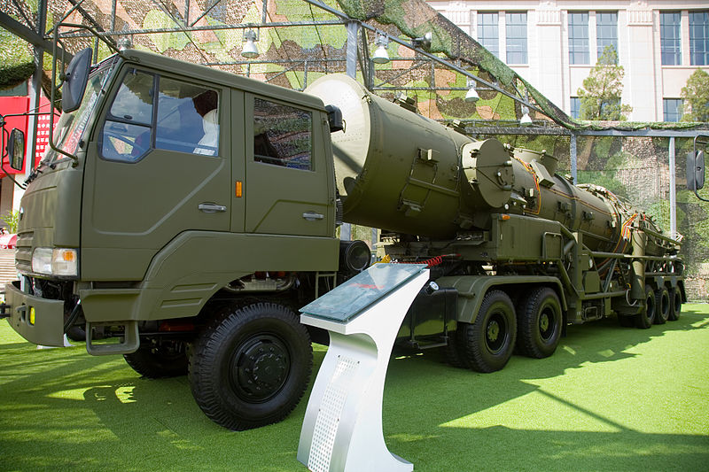 東風－21／CSS－5發射車。 圖：翻攝自維基百科（作者：Max Smith）