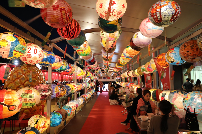 東京鐵塔台灣祭人潮多 花燈隧道擺餐桌