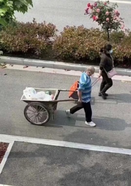 假如時光倒流？上海微解封仍有禁車令 食物得用扁擔和推車扛回家