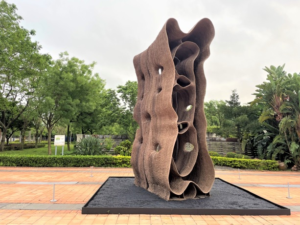 高度達近5公尺的《2019-1》，是徐永旭創作至今最大型作品，遠距觀看的視覺張力，特別具有震撼感。   圖：鶯歌陶瓷博物館提供