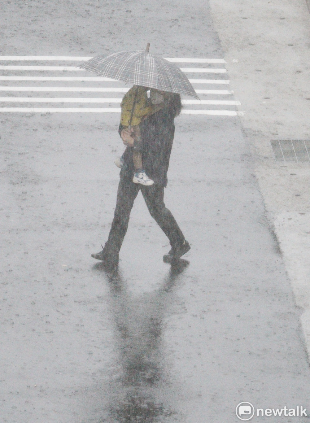 氣象專家賈新興今日公布最新梅雨鋒面預測資料（資料照）。   圖：張良一／攝