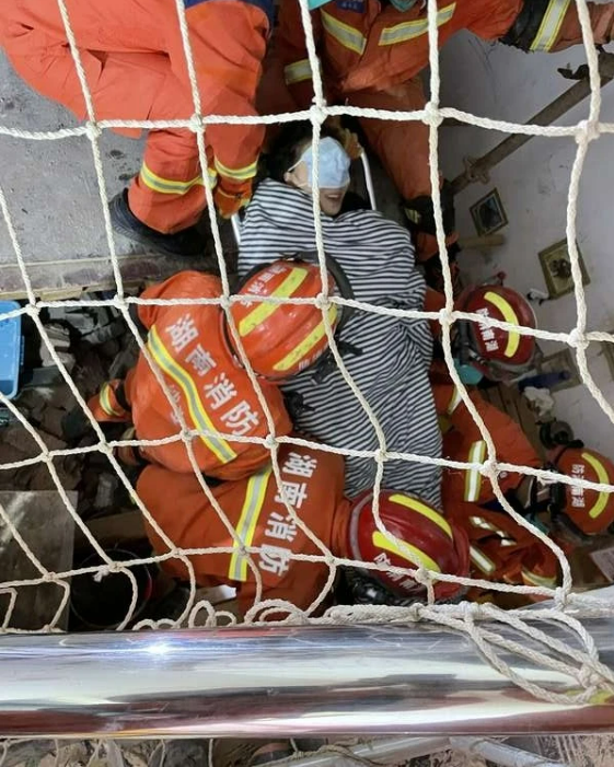 湖南長沙受困於廢墟下88小時的21歲女孩被消防人員成功救出。   圖 : 截自大陸網站