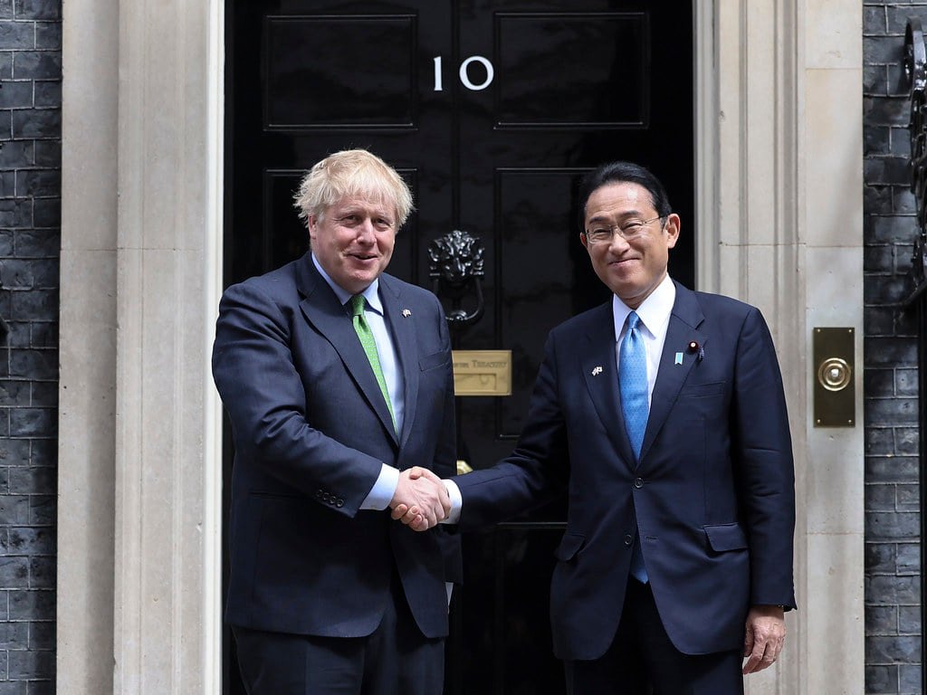 英國首相強生（左）與日本首相岸田文雄（右）。   圖：翻攝強生臉書