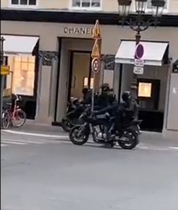 巴黎芳登廣場（chic Place Vendome）附近的一間香奈兒（Chanel）遭搶劫。   圖：翻攝自推特@HowertnB影片