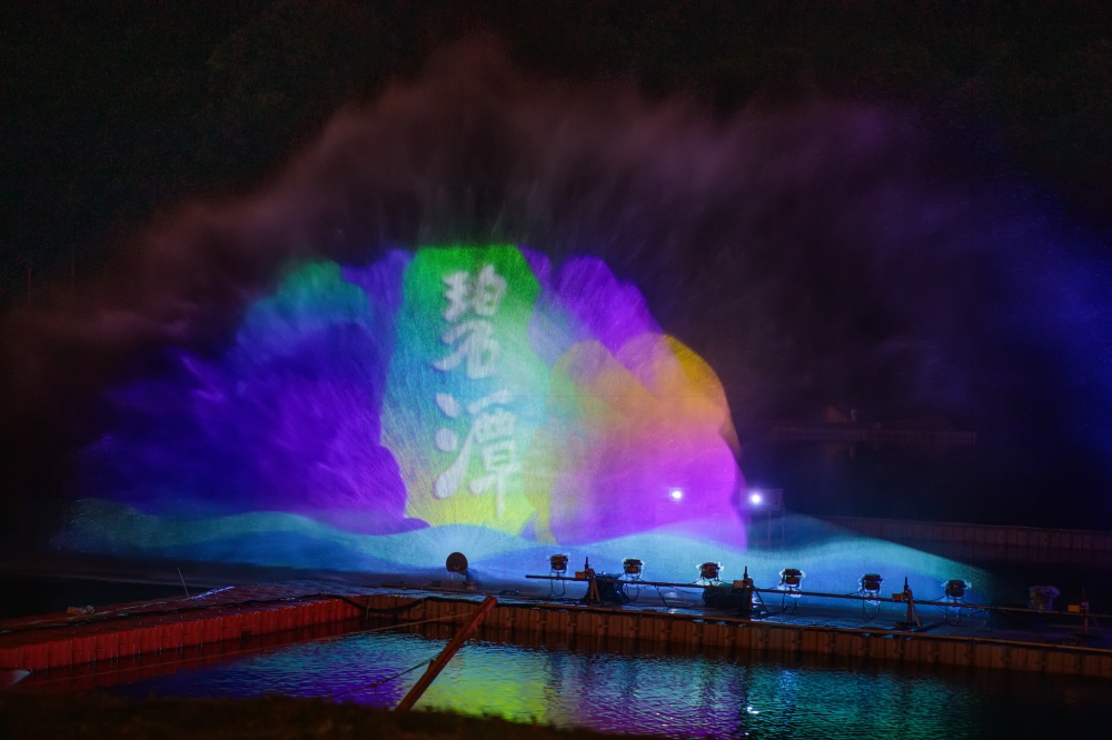 碧潭一直到6月19日，每晚18點至20點半都會上演精彩水舞秀。   圖：翻攝自新北市觀光局官方臉書新北旅客