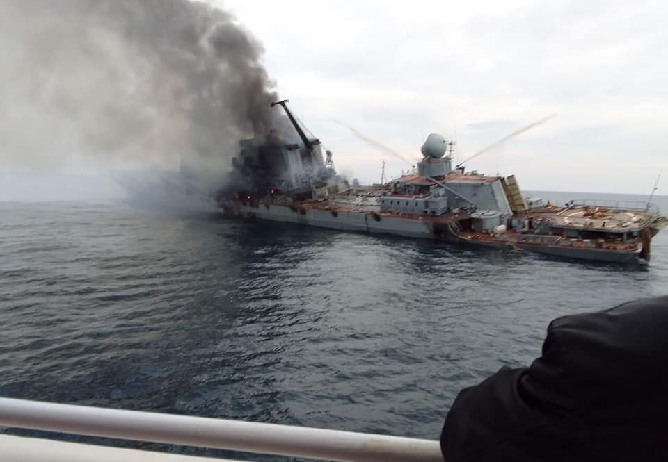 俄羅斯黑海艦隊旗艦「莫斯科號」遭烏克蘭2枚「海王星」反艦飛彈擊中,事後就照片推測莫斯科號當時未開啟偵測雷達。 圖:翻攝俄羅斯國防部官網 俄羅斯黑海艦隊旗艦「莫斯科號」遭烏克蘭2枚「海王星」反艦飛彈擊中,事後就照片推測莫斯科號當時未開啟偵測雷達。 圖:翻攝俄羅斯國防部官網