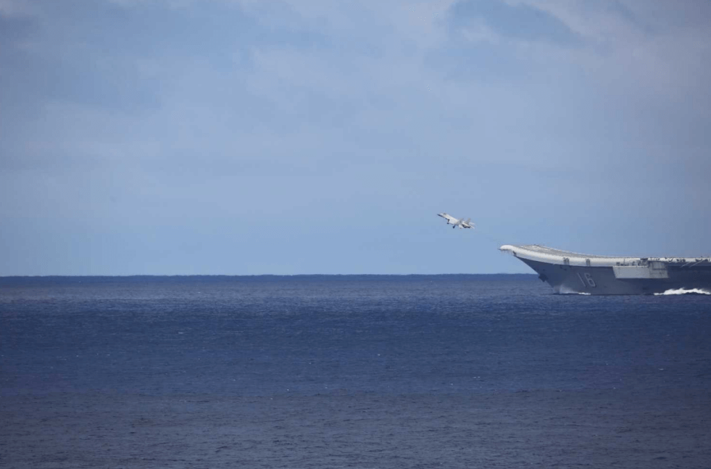 中國海軍航空母艦「遼寧艦」疑似在太平洋演訓，從日本防衛省公布的照片，可看到戰機從艦首滑躍式甲板起飛的畫面。 圖：取自日本防衛省統合幕僚監部