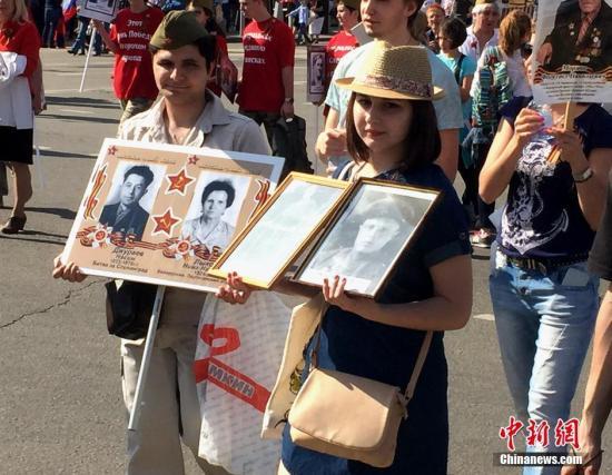 俄羅斯民眾參加「不朽軍團」遊行。   圖 : 翻攝自中新網
