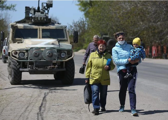 烏克蘭民眾從亞速鋼鐵廠撤離。   圖:紅星新聞