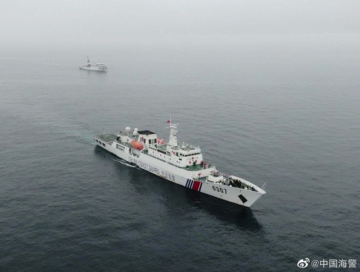 中國海警船傳5日駛入釣魚台海域，並進入日本所稱「領海」靠近作業漁船。   圖：翻攝中國海警微博(資料照片)