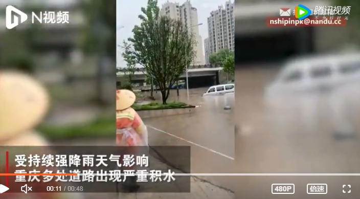 中國重慶暴雨，已有汽車泡在水裏。   圖 : 截取自N視頻