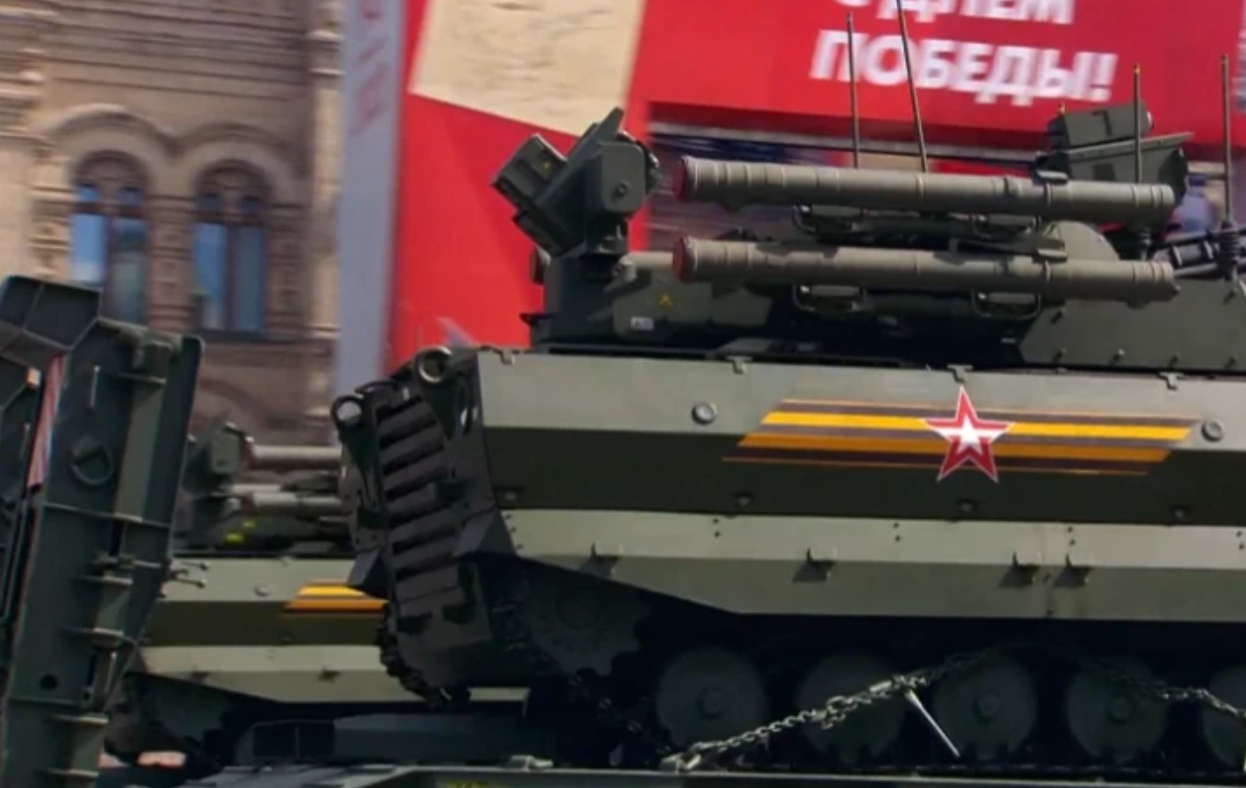 俄國勝利日紅場閱兵，俄軍無人戰車天王星-9。   圖 : 翻攝自新華社直播