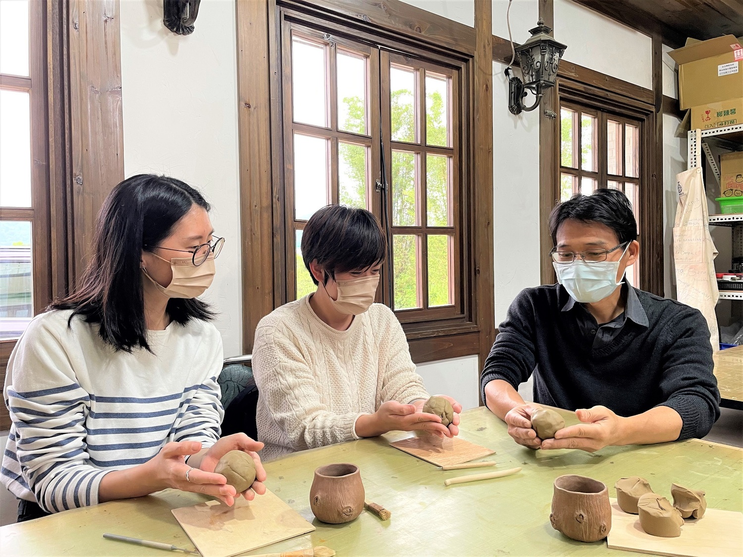 擅於手捏仿真茶具的陶藝家林松本，親自傳授民眾手捏仿「樹皮紋」陶茶杯。   圖：鶯歌陶瓷博物館提供