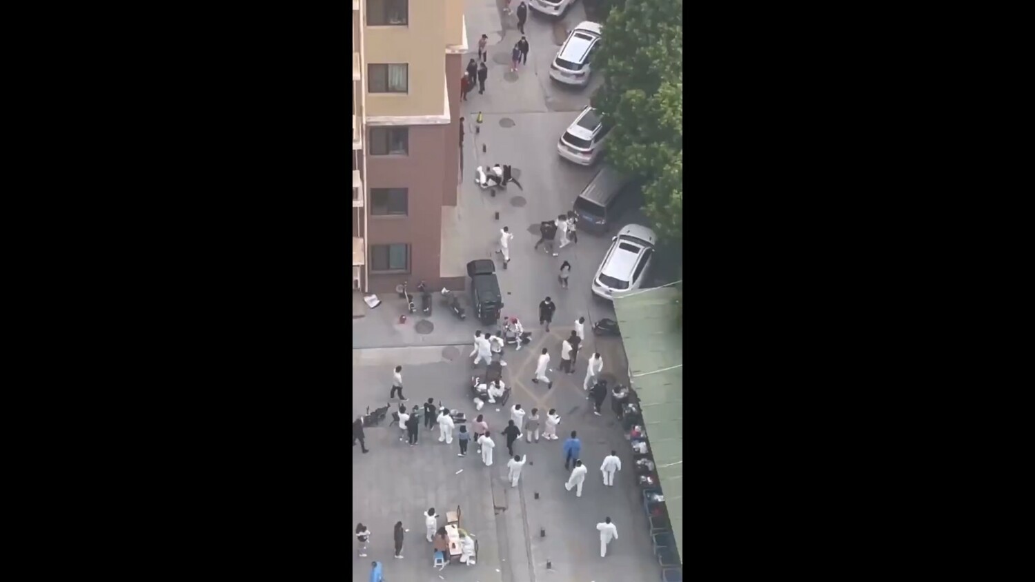 5月7日晚間，上海市閔行區居民與上海防疫人員「大白」爆發了衝突。   圖：擷取自Twitter@DWZ777