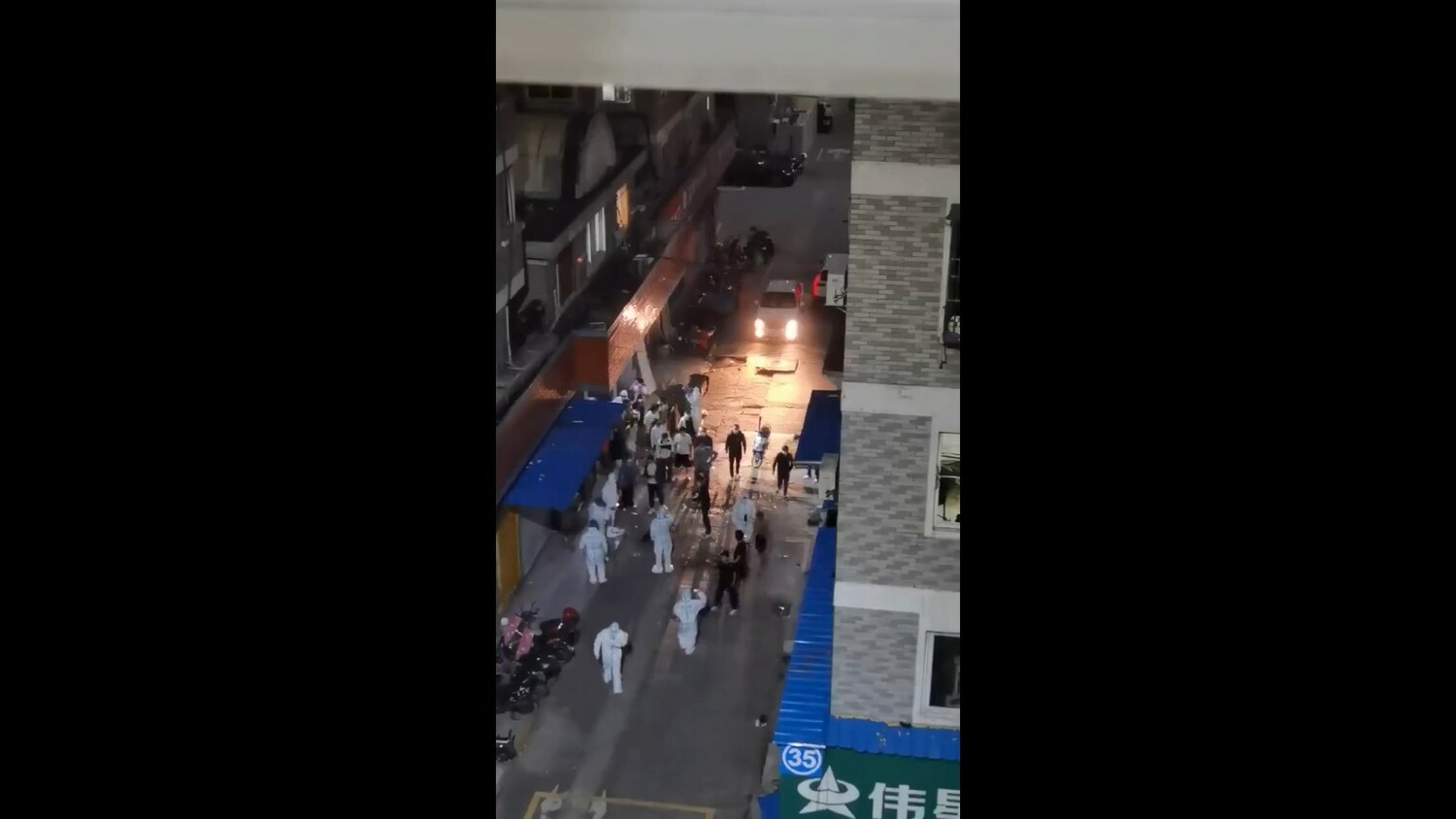 5 月 7 日晚間，上海市閔行區居民與上海防疫人員「大白」爆發了衝突。   圖：擷取自Twitter@GundamNorthrop