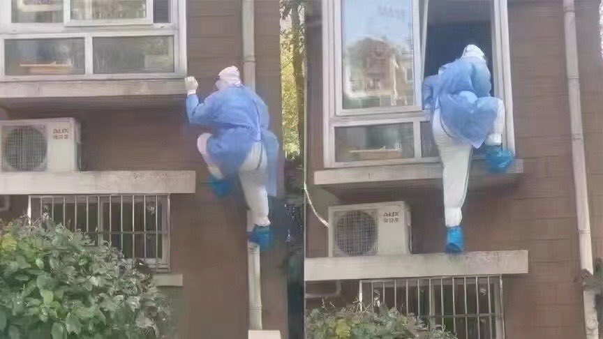 兩名身著藍色防護者試圖翻越居民住所的窗戶入室強行清消。   圖：翻攝推特