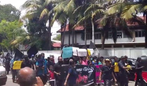 斯里蘭卡反政府抗議者在首都可倫坡與警發生衝突，衝突造成的死亡人數升至 7 人，死者包括 2 名議員。   圖 : 翻攝自推特