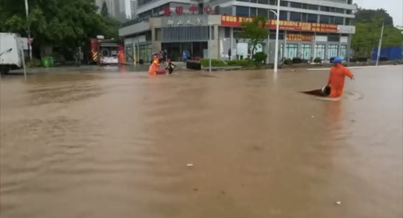 中國近期迎接入汛以來最強降雨。截至 13 時，廣東已有10地發布暴雨紅色預警（3小時內降雨達100毫米以上），8 地發布暴雨、雷雨大風橙色預警（3小時50毫米以上）。   圖：截自《新京報》