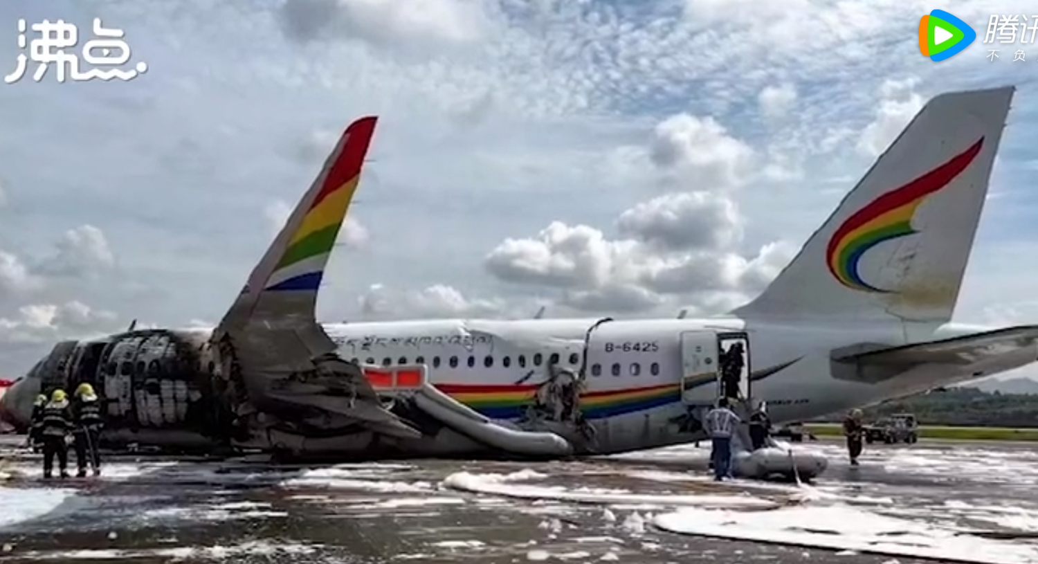 西藏航空一架班機衝出跑道起火燃燒，機場消防噴灑水柱滅火。   圖 : 擷取自騰訊視頻