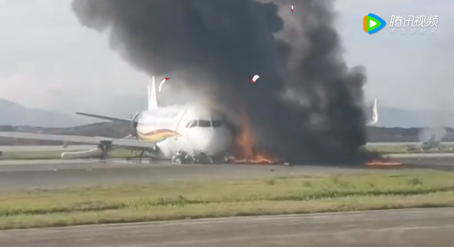 今日上午西藏航空一架班機衝出跑道起火燃燒。   圖 : 擷取自騰訊視頻