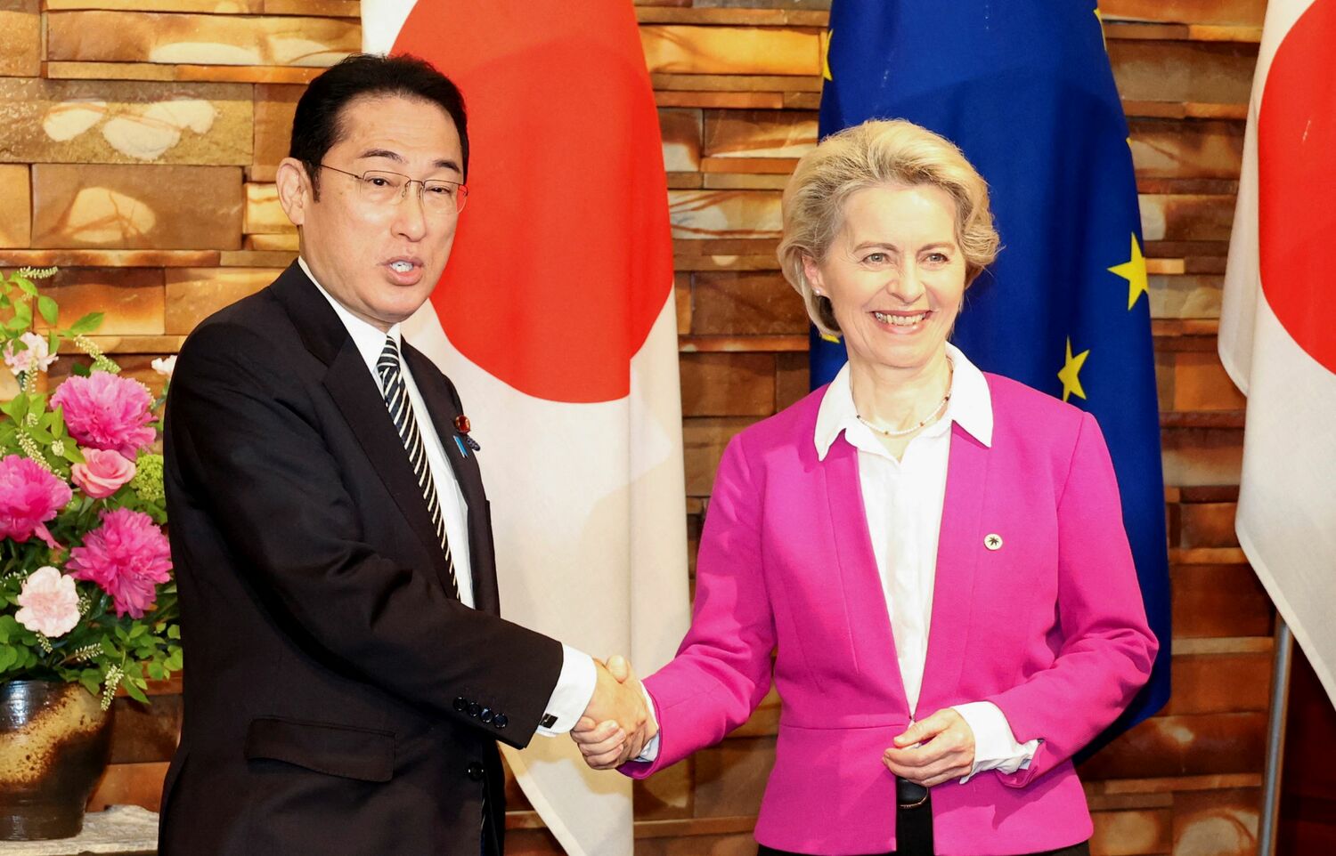歐盟執行委員會主席馮德萊恩（Ursula von der Leyen）與日本首相岸田文雄（左）今在東京舉行聯合記者會。   圖：達志影像/路透社