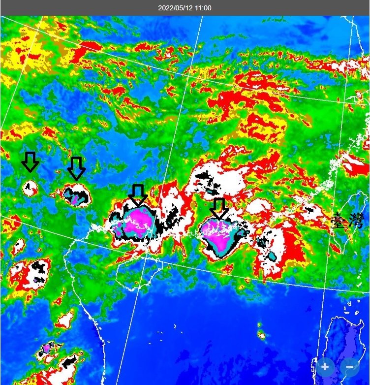 中央氣象局長鄭明典分享衛星雲圖，指出目前有對流胞排排站。   圖：翻攝自鄭明典臉書