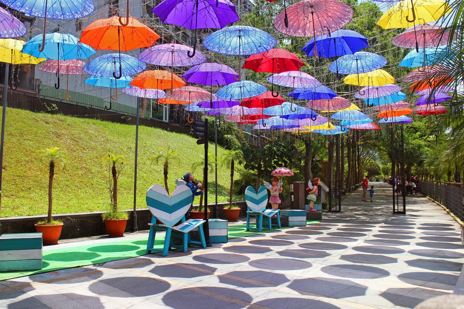 「FUN 閃」打卡專區繽紛的雨傘和浪漫藝術裝置是情侶的最愛。   圖：新北市觀旅局提供