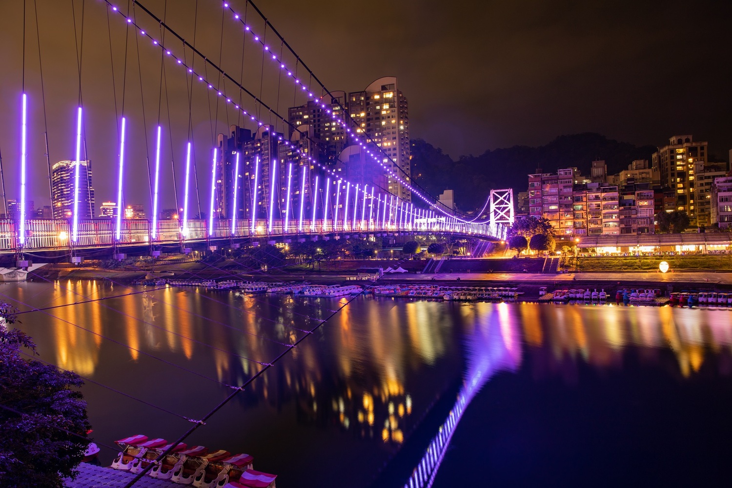 水舞曲目間的空檔展出充滿動感的碧潭吊橋光雕秀。   圖：新北市觀旅局提供