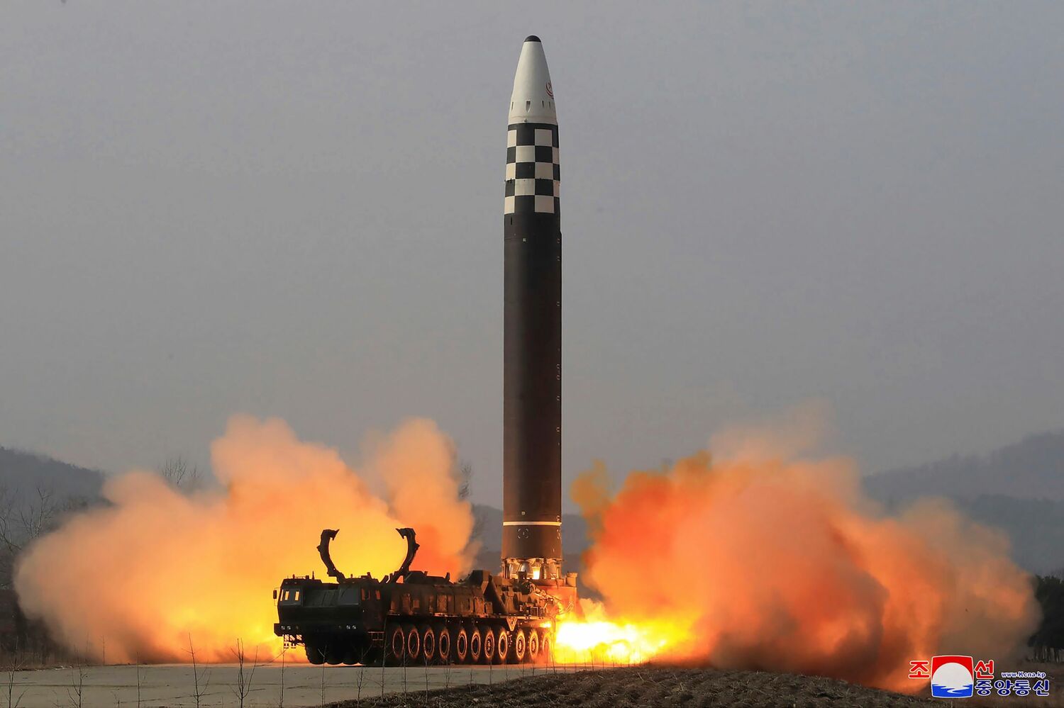 圖為北韓軍方在一個秘密地點進行Hwasong-17洲際彈道導彈（ICBM）試射。（示意圖）   圖：達志影像/美聯社（資料照片）