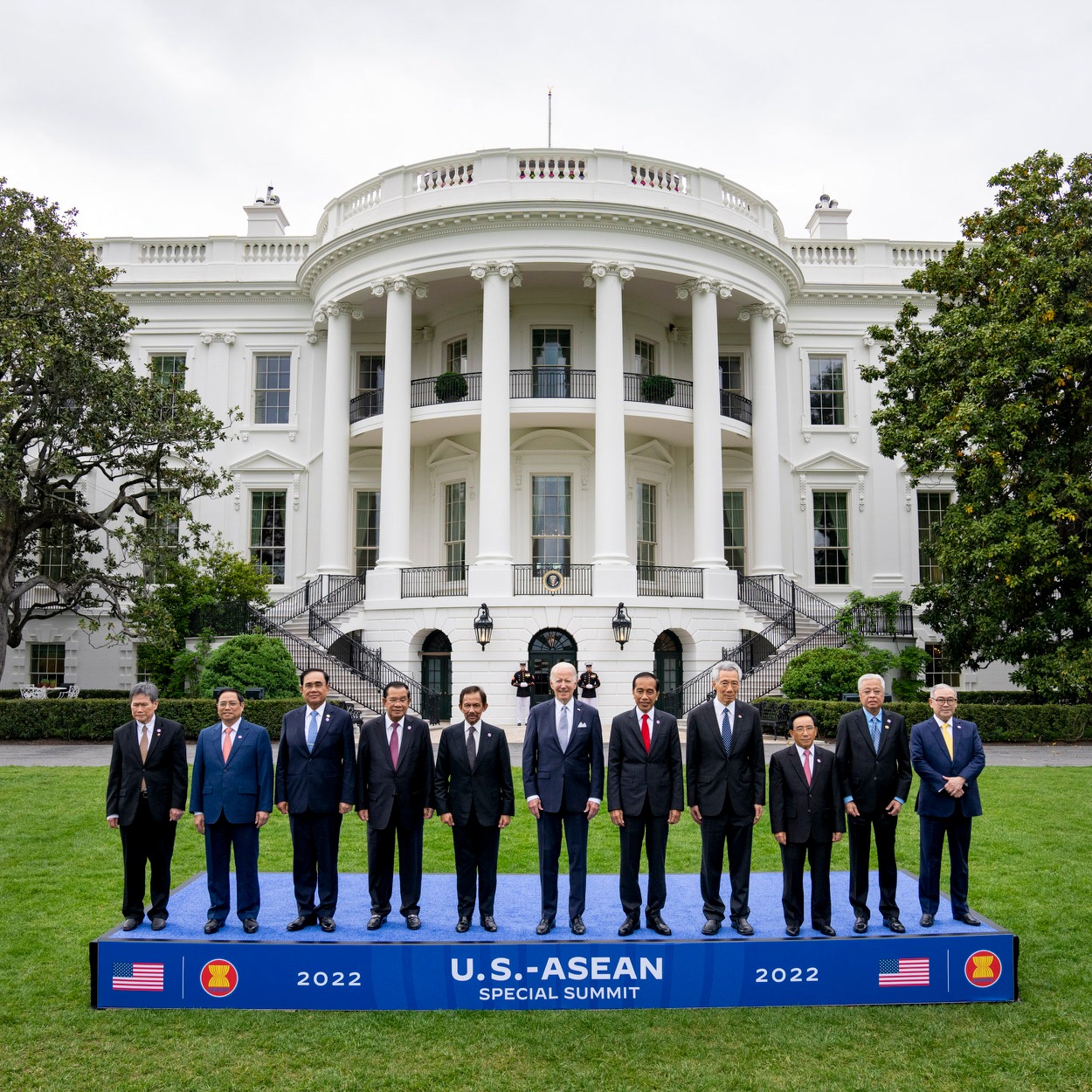 美國總統拜登（中）招待來自東南亞國家協會的8國領導人，隨之召開美國－東協特別峰會，將加強關注太平洋地區。   圖：翻攝自拜登臉書