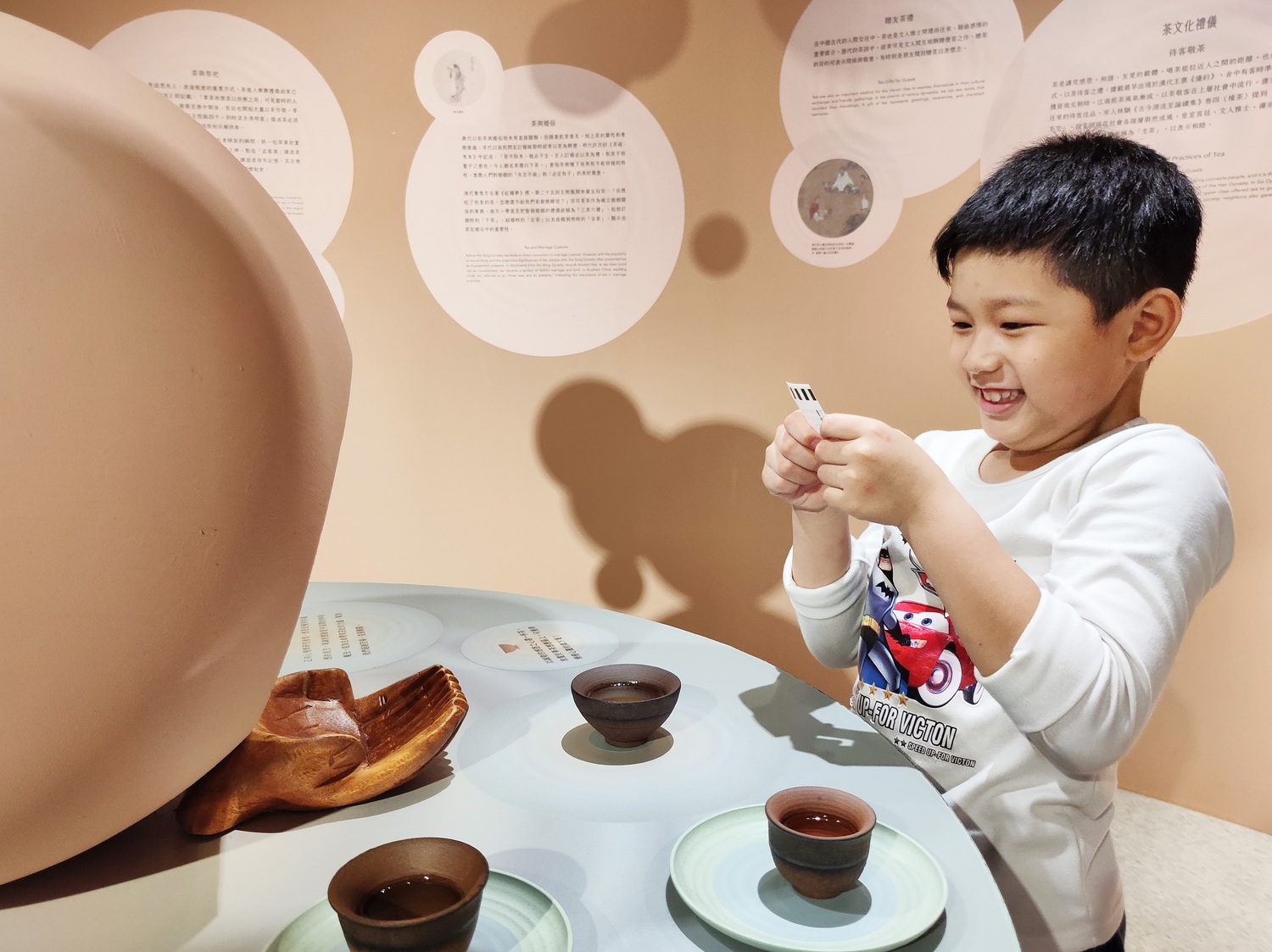 民眾可以在新北市坪林茶業博物館體驗津甘馧特展互動裝置，奉上一杯茶即可獲得「心靈處方箋」。   圖：新北市文化局/