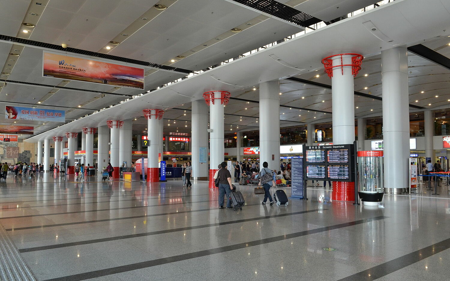 中國國家移民管理局從嚴、從緊的審理人民出入境。圖為北京首都國際機場1號航站出發大廳。   圖：翻攝自維基百科