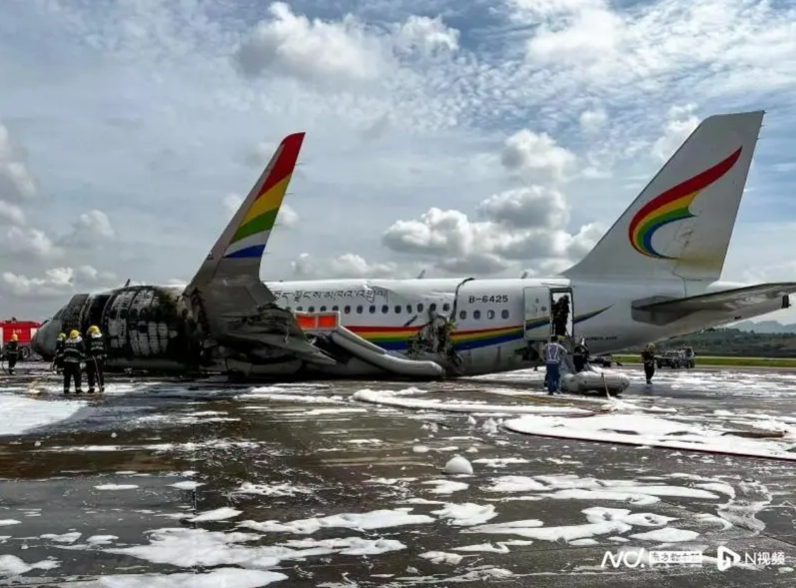 中國西藏航空公司的一架飛機於重慶江北國際機場起飛時，偏出跑道起火，造成36人受傷。   圖：翻攝自新華社