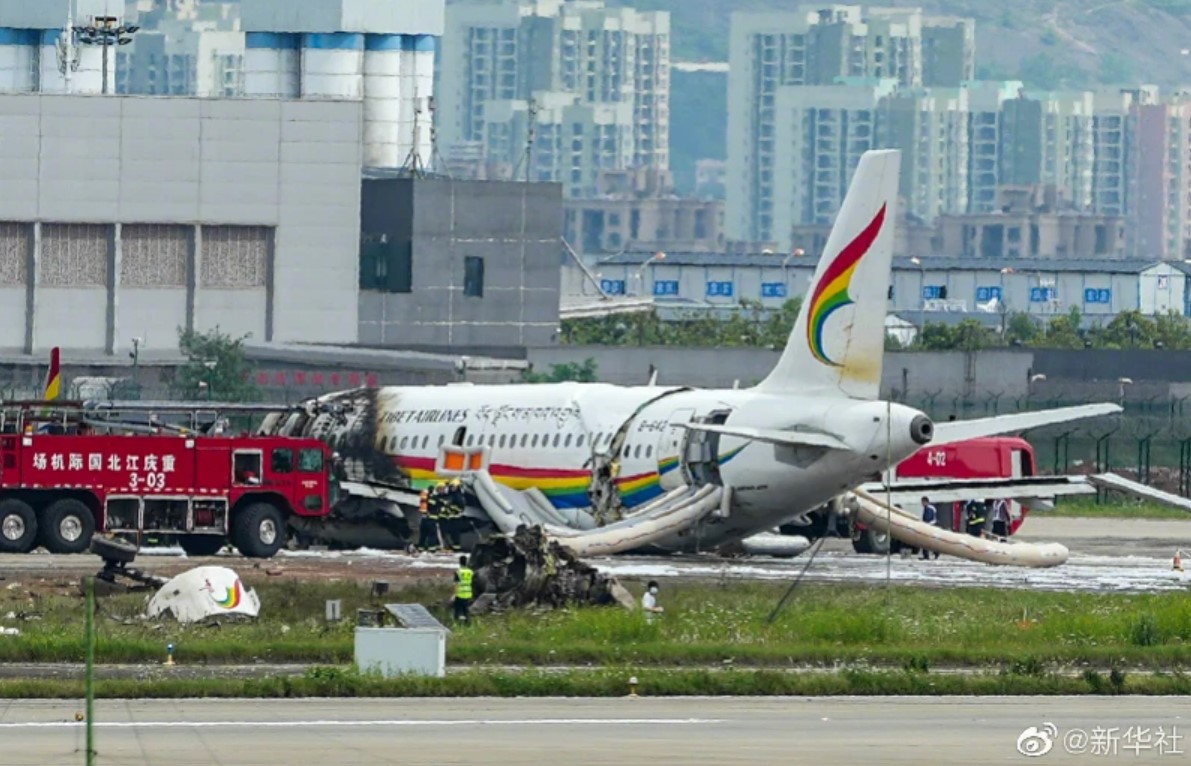 中國民航西南地區管理局、重慶監管局已啟動應急預案，前往西藏航空衝出跑道現場開展調查。   圖：翻攝自南都即時