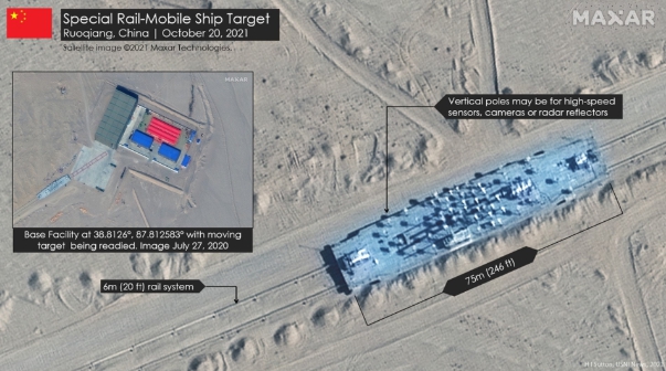 衛星偵測發現到中共解放軍在新疆塔克拉瑪干沙漠設立的航母標靶。   圖 : 翻攝自MAXAR