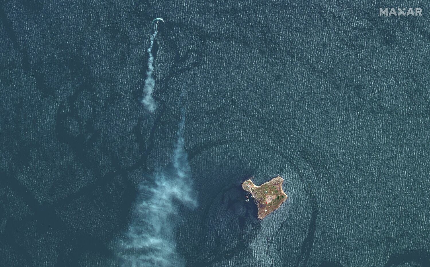 5月12日，在黑海蛇島附近，Maxar確認為俄羅斯Serna級登陸艦附近冒出濃煙。   圖 : 翻攝自MAXAR