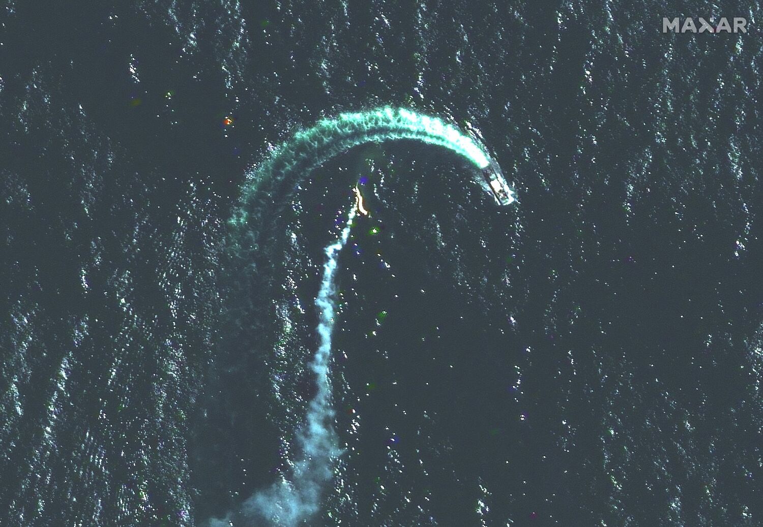 由 Maxar識別的Serna級登陸艦的近距離視圖，以及5月12日在衛星圖像中看到的導彈軌跡。   圖 : 翻攝自MAXAR