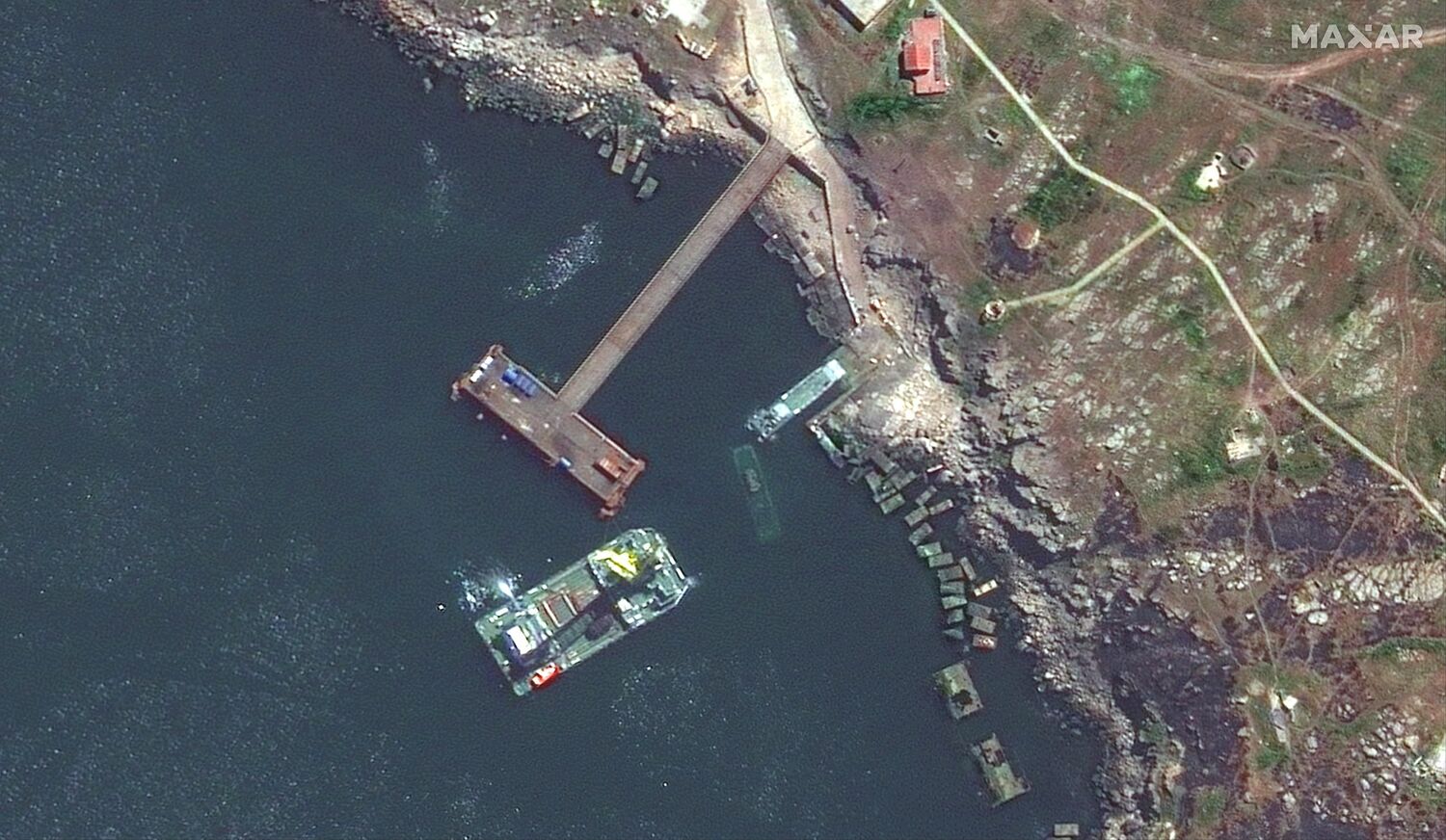 5月12日，在蛇島附近看到一艘塞爾納級登陸艦和另一艘沉船。   圖 : 翻攝自MAXAR