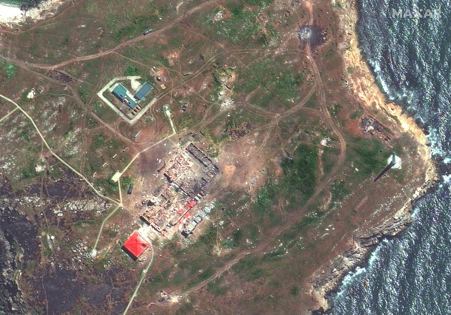 衛星圖像顯示5月12日在蛇島受損的直升機。   圖 : 翻攝自MAXAR