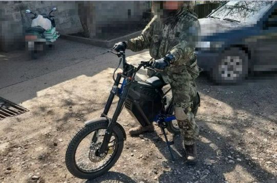 烏克蘭狙擊手的最新裝備為電動自行車。   圖：翻攝自新浪新聞