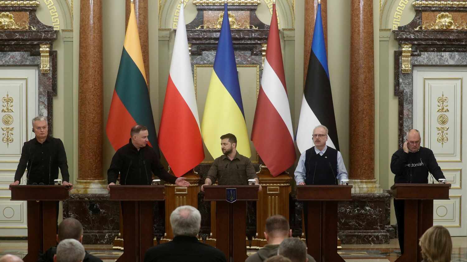 日前，烏克蘭總統澤連斯基（Volodymyr Zelenskiy ，中）與立陶宛總統瑙塞達（Gitanas Nauseda，左一）、波蘭總統杜達（Andrzej Duda，左二）、拉脫維亞總統列維特斯（Egils Levits，右二）、愛沙尼亞總統卡里斯（Alar Karis，右一）在基輔會面。   圖：達志影像/路透社（資料照片）
