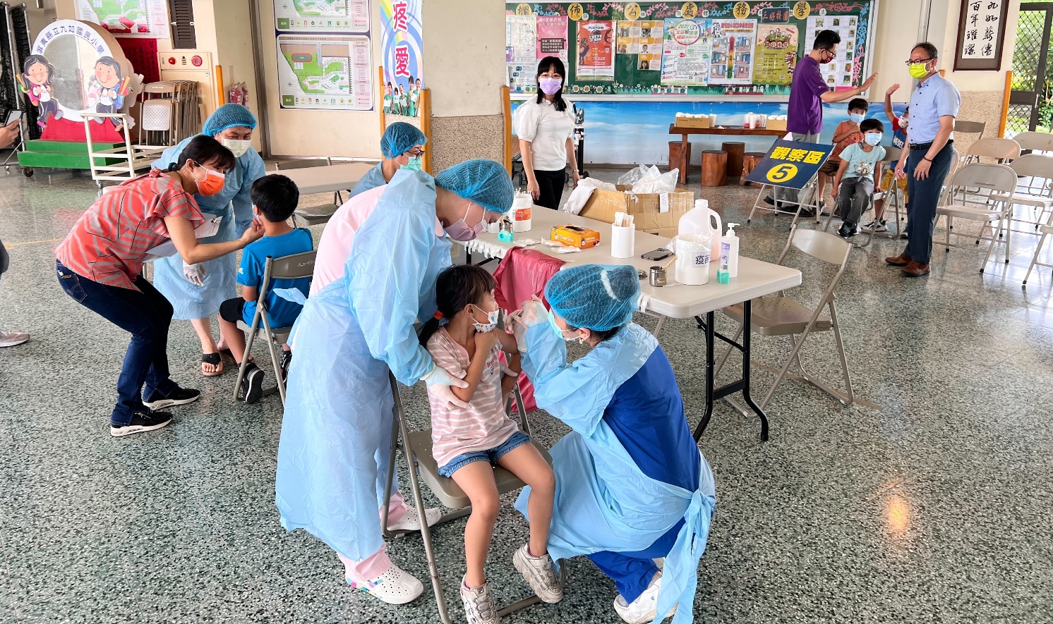 國小校園持續施打COVID疫苗。   圖：屏東縣政府提供