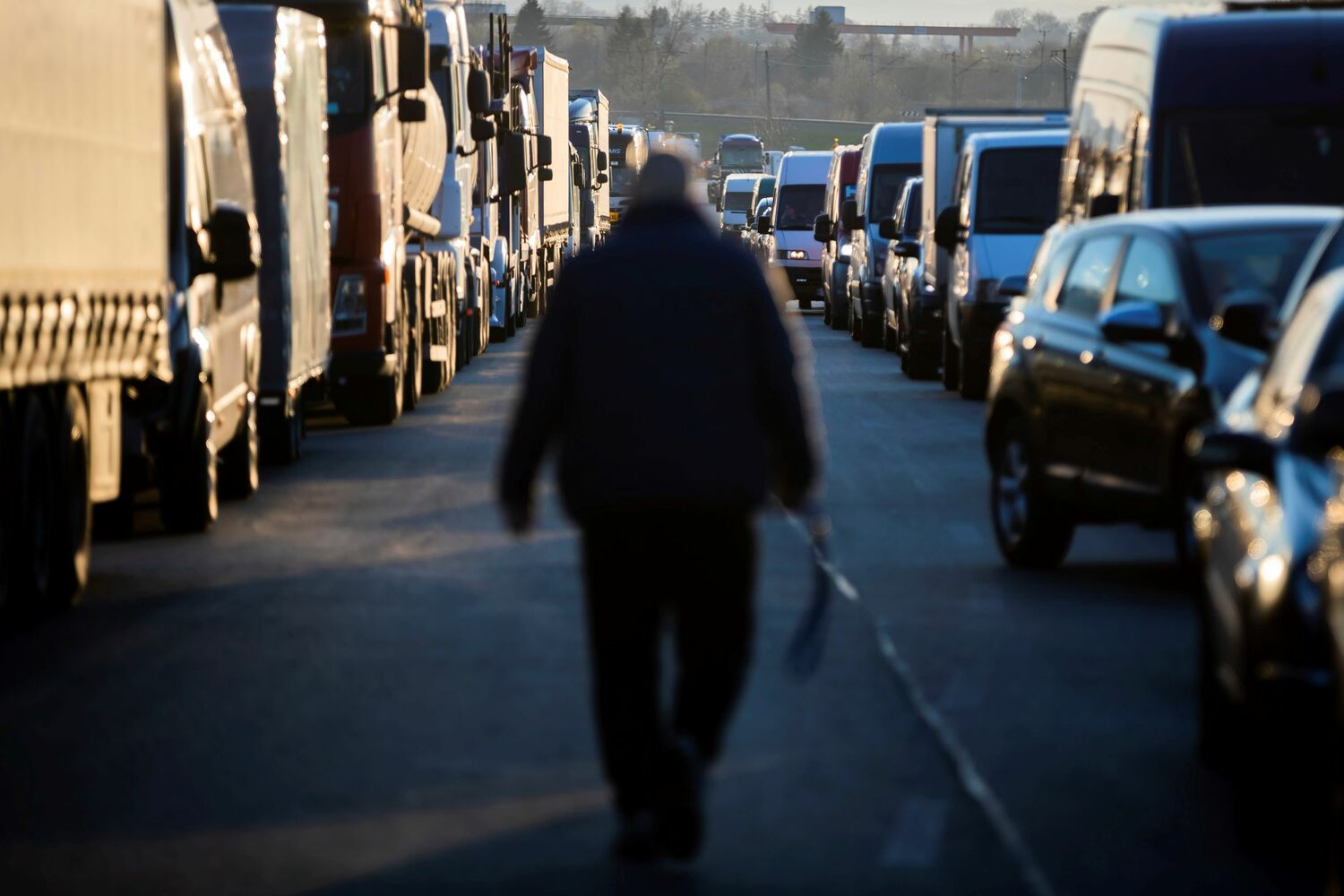在烏波邊境排起了長達三公里的汽車車隊，多數人目的為要開車返回烏克蘭。   圖：達志影像/美聯社