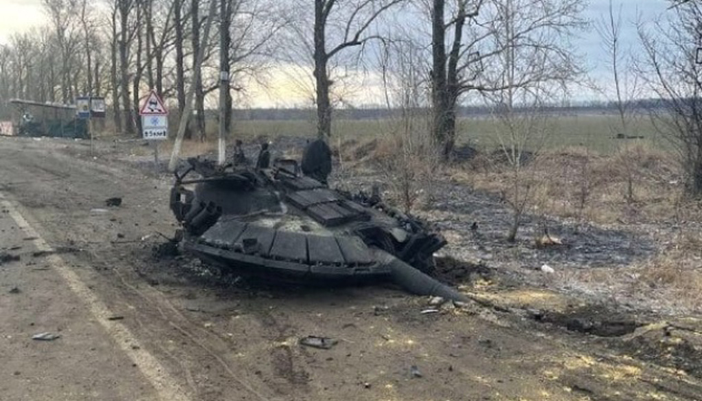 (影)俄軍T-72坦克炸成火球！12噸重砲塔噴飛30公尺高 中國記者嚇傻