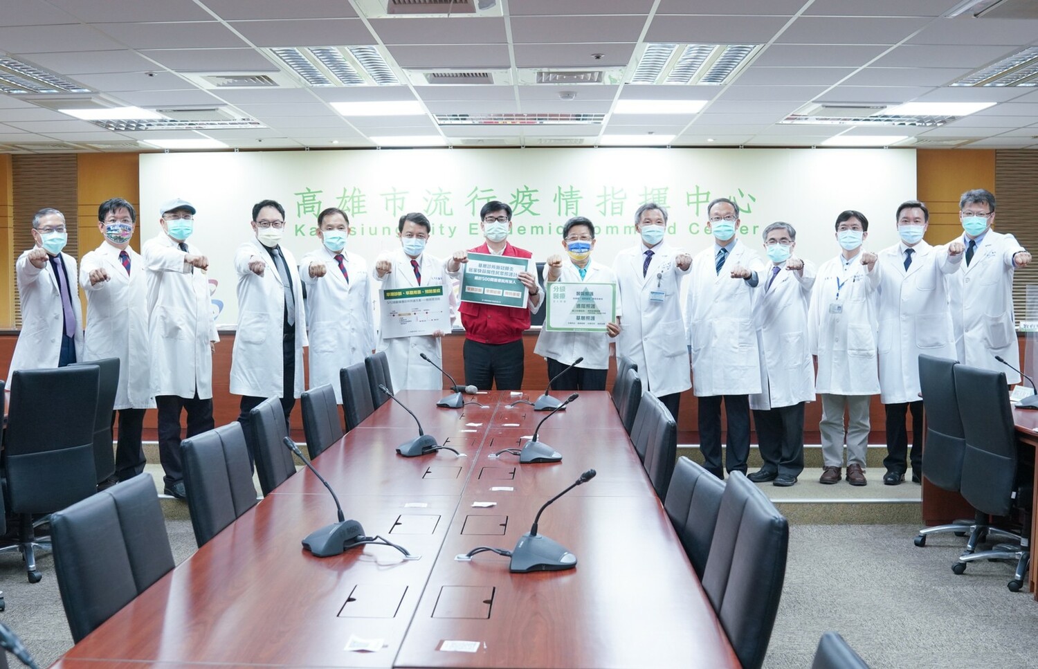 陳其邁(左七)與十多位醫師代表呼籲民眾落實輕重症分流。   圖：高雄市政府提供