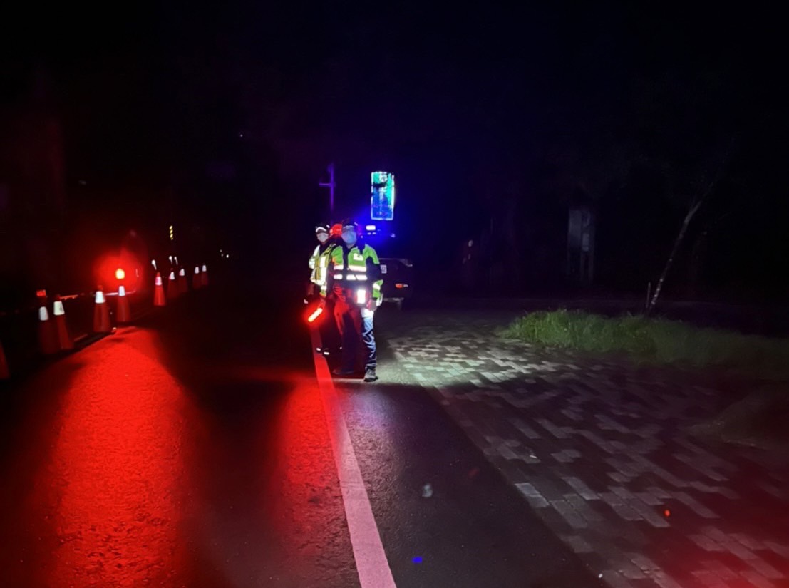高雄六龜、桃源地區今（19）天晚間發生停電事故，道路一片漆黑，員警在路邊指揮交通。   圖：六龜分局提供