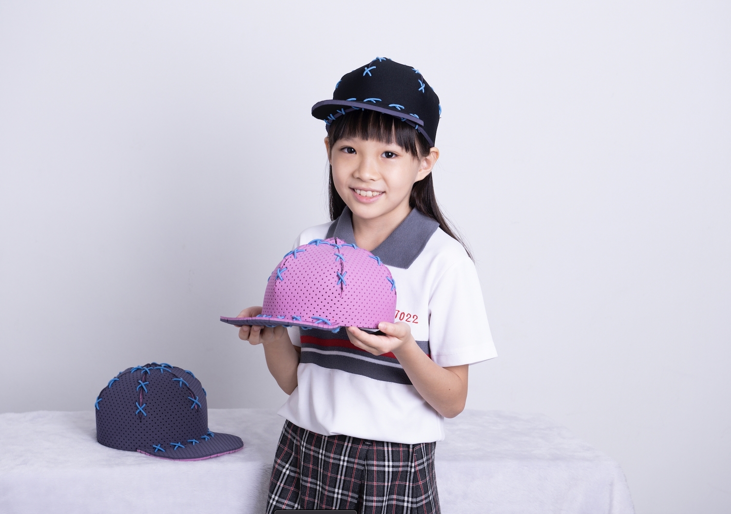 大里國小四年級生葉倖綺更獲得本屆年紀最輕金牌得主的殊榮，在也曾是發明展得獎人的阿公引導下，發明的「軟性帽體結構」奪得一面金牌。   圖：中華創新發明學會提供
