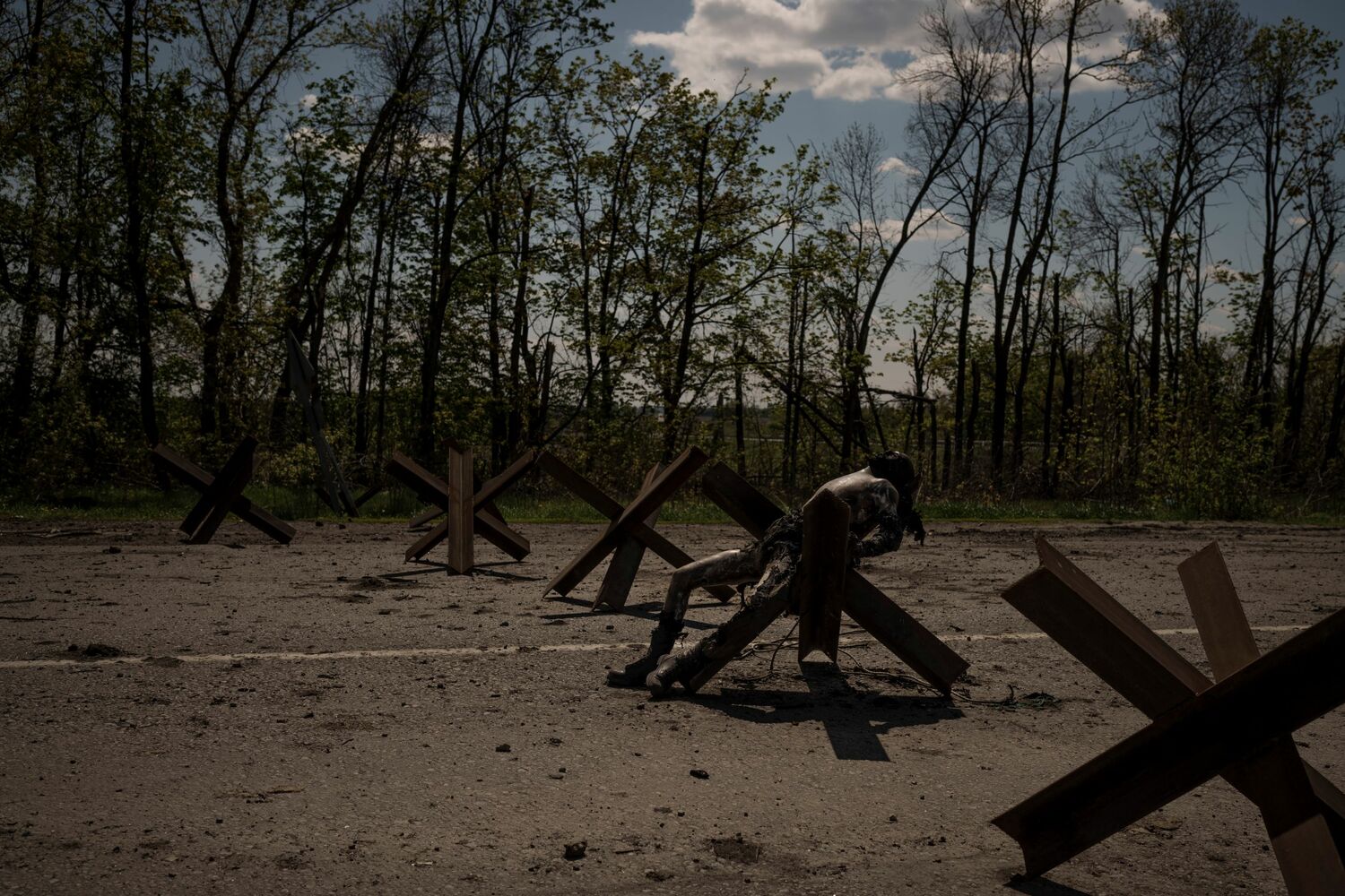 俄軍在哈爾科夫（Kharkiv）地區設置的路障，而路障上有具不知名的遺體。   圖：達志影像 / 美聯社