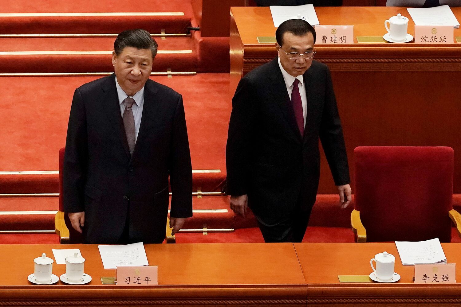 有爆料者透露，中國國務院總理李克強（右）將在週一召開國務院常務會議，宣布將新冠疫情降級為「乙類傳染病」，中國國家主席習近平（左）過去堅持的「清零政策」將成為歷史。   圖：達志影像 / 美聯社（資料照）