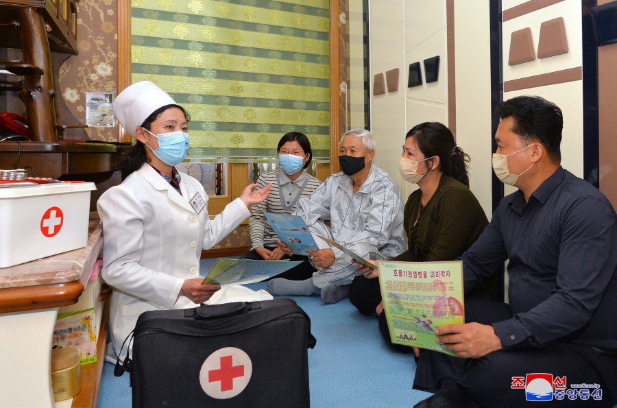北韓官方派出宣導團協助民眾抗疫。   圖：翻攝朝中社